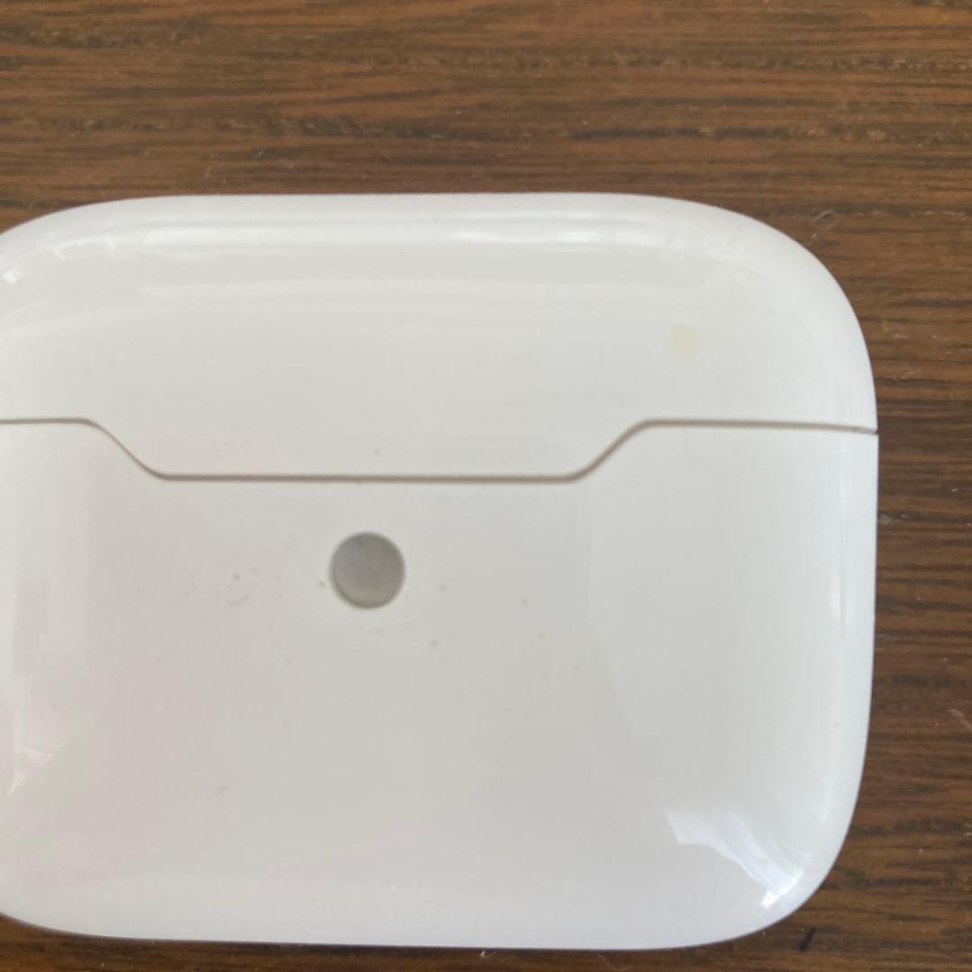 ホワイト ワイヤレスイヤホン 充電ケース、ケーブル付き - メルカリ