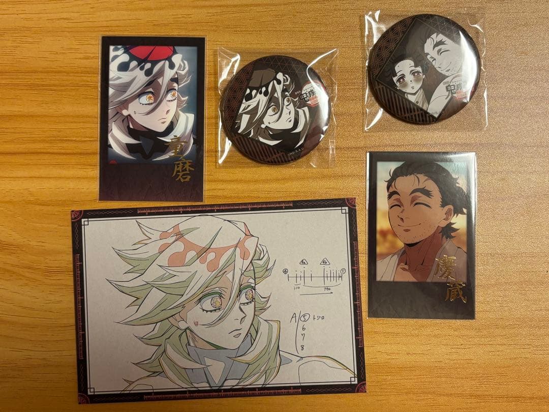 お楽しみくじ　童磨　チェキ風　缶バッジ　鬼滅の刃 鬼滅 お楽しみくじ 缶バッジ チェキ - メルカリ