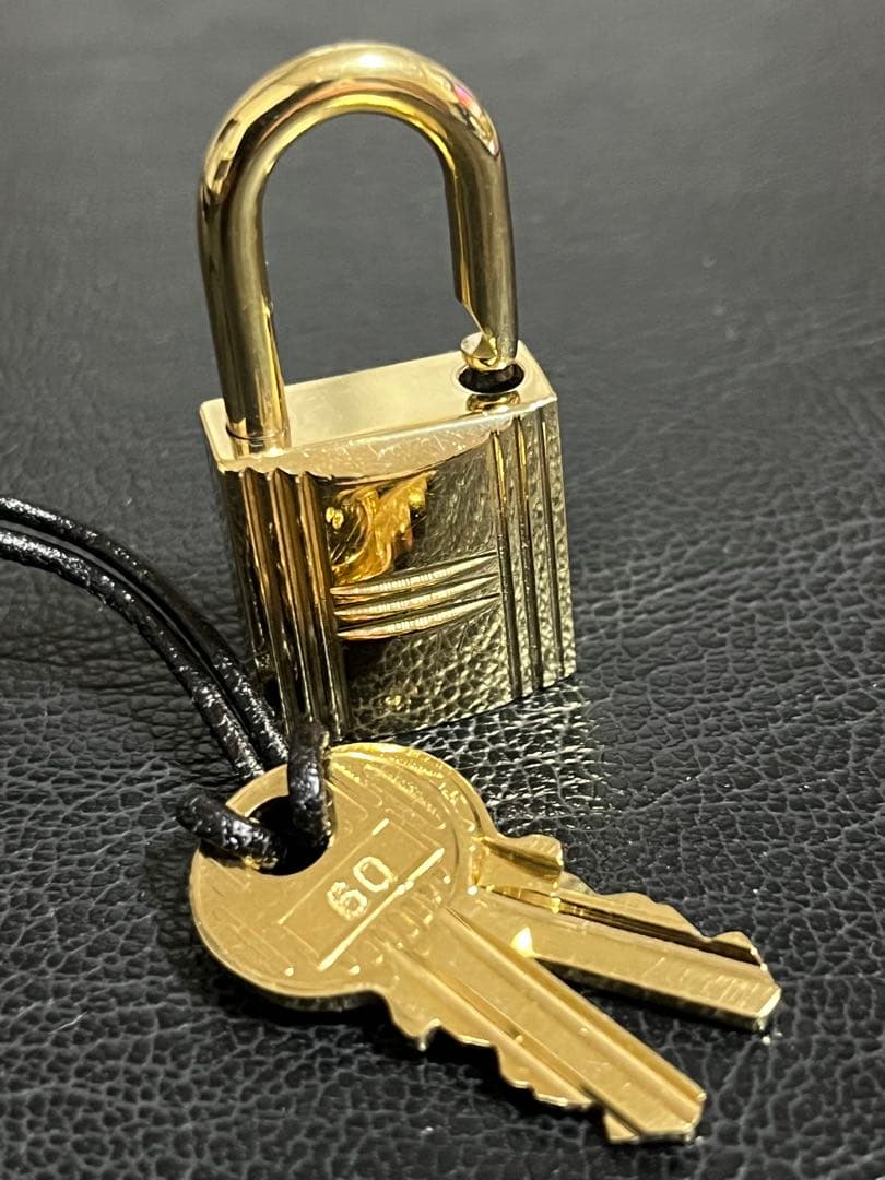 エルメス ゴールド カデナ 南京錠 鍵 60鍵2本付 - メルカリ