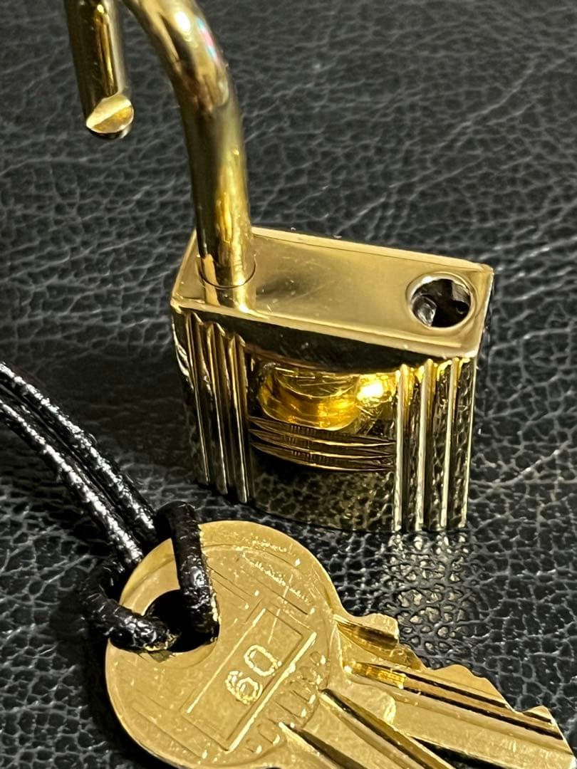 エルメス ゴールド カデナ 南京錠 鍵 60鍵2本付 - メルカリ
