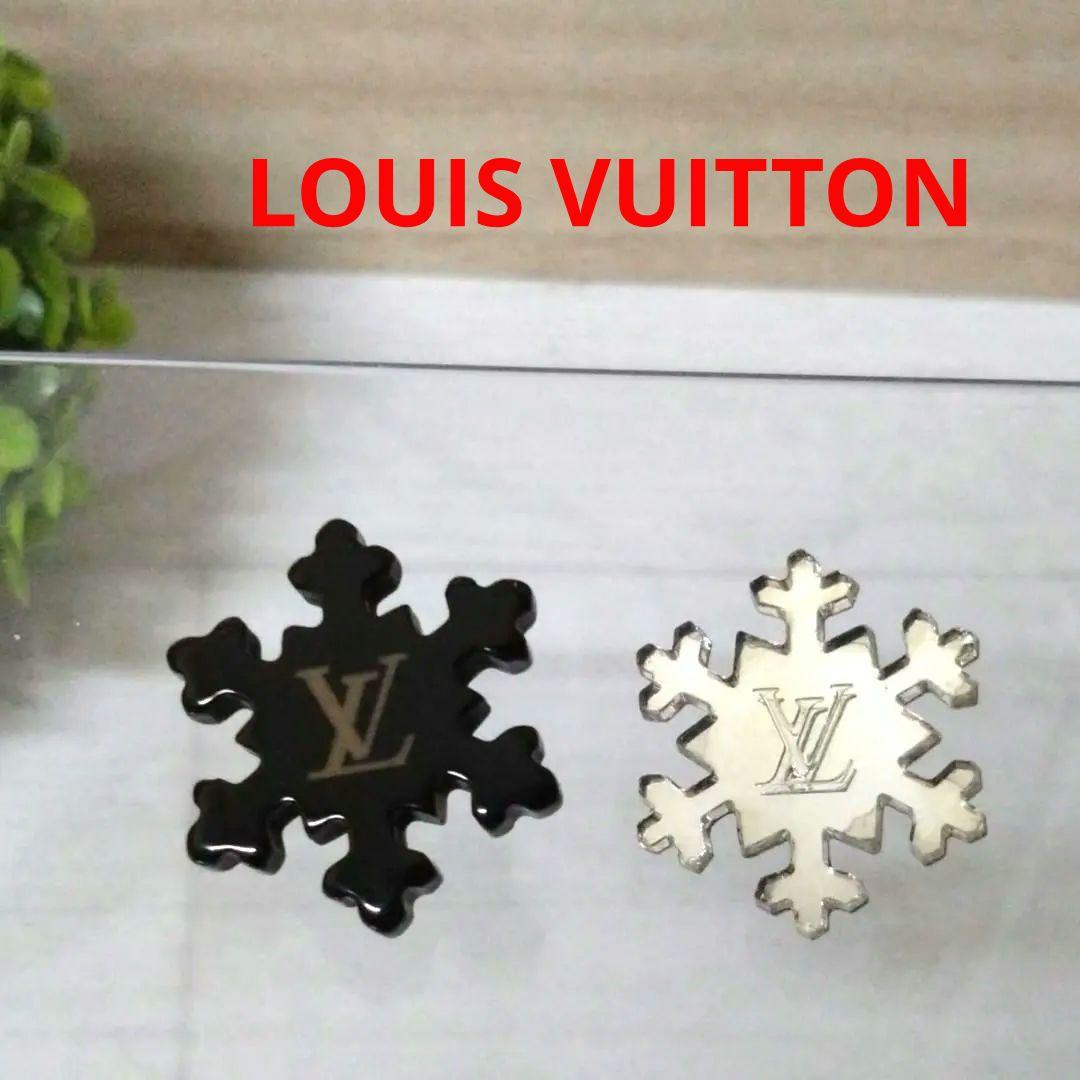 廃盤 LOUIS VUITTON ピンバッジ ブローチ 雪の結晶 2点セット Louis Vuitton 雪の結晶アクセサリーセット LOUIS VUITTON - 廃盤