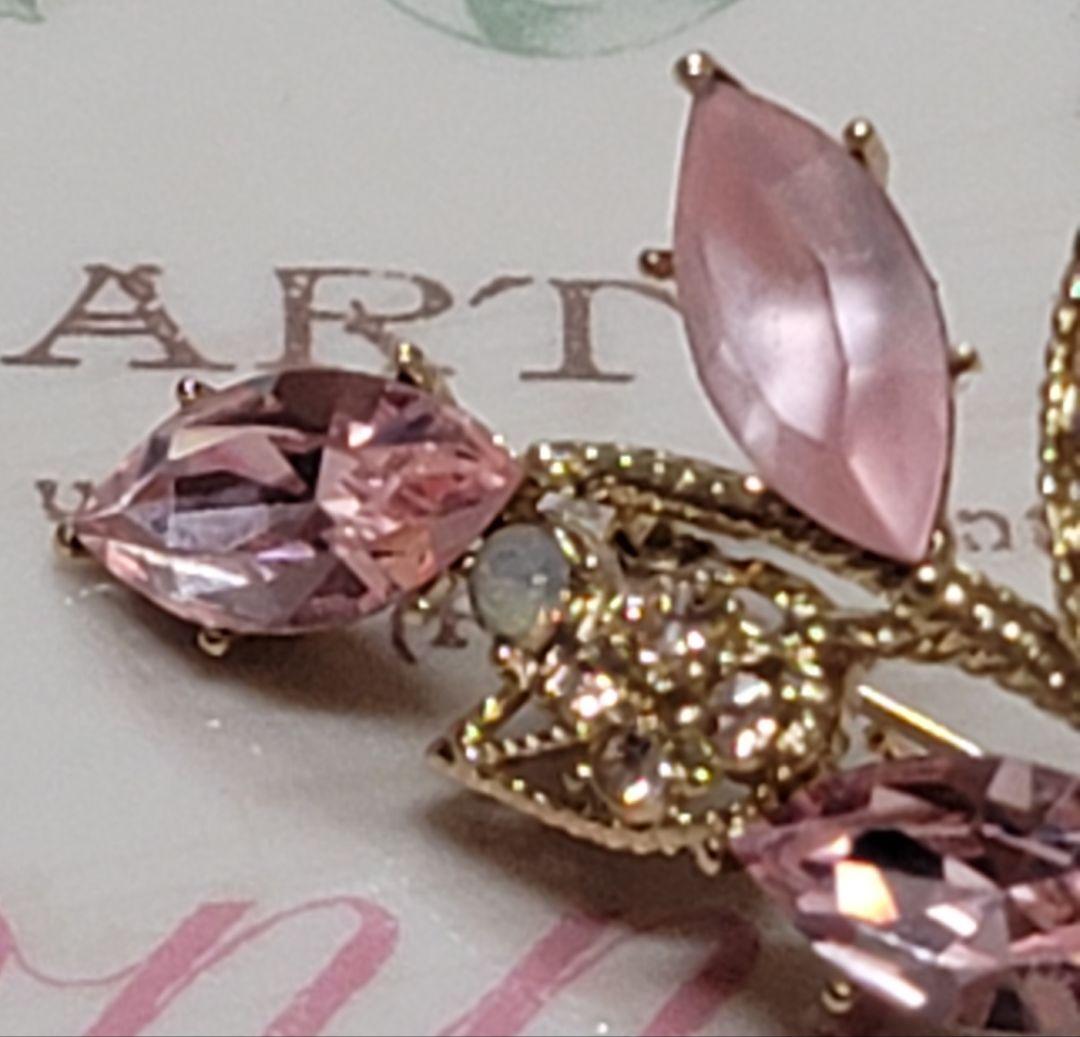 ヴァンドームブティック ブローチ ピンクの葉 - メルカリ