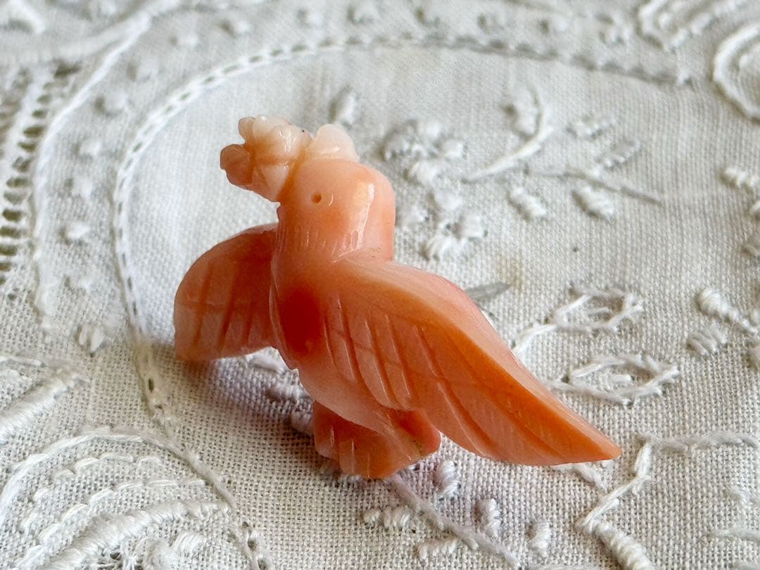 桃珊瑚 幸せのピンクの鳥 ピンブローチ 四葉のクローバー 小鳥