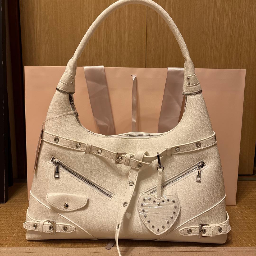 ダーリッチ スタッズレザーベルトデザインマキシバッグ ホワイト