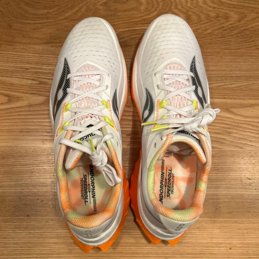 サッカニー エンドルフィン スピード4 27.5cm white/peel