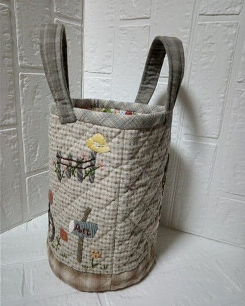 【パッチワークキルト】 アップリケ&刺繍丸底バッグ 《ピクニック》残1点