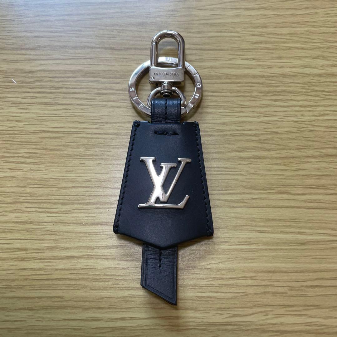 ルイヴィトン キーホルダー LV クロッシュ クレ キーリング - メルカリ
