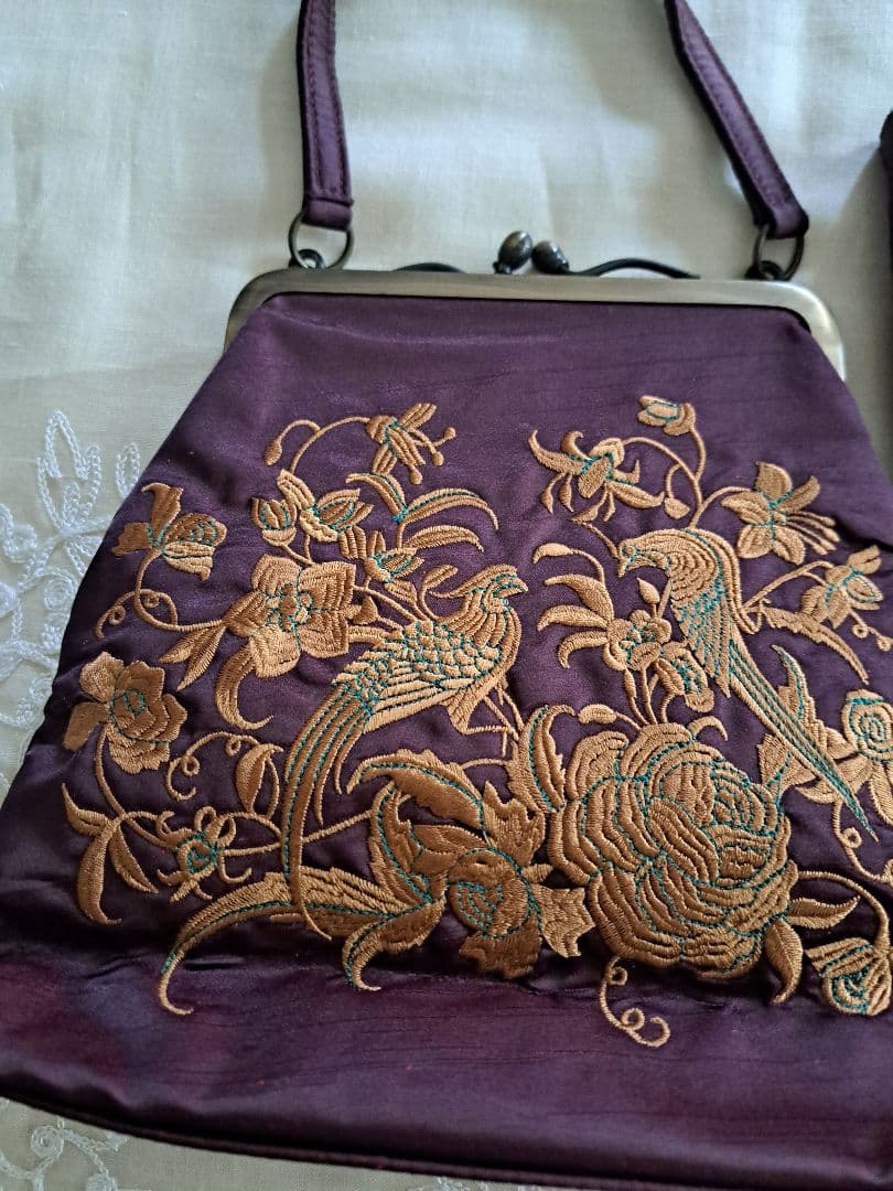 茶色(赤紫)の袋物刺繍バッグと小物刺繍バックセット