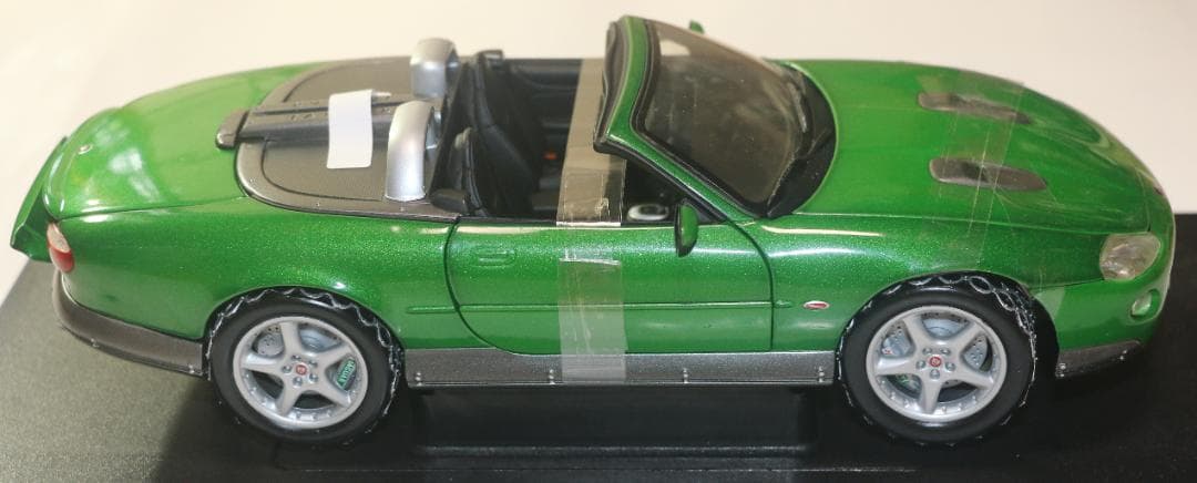 007ボンドカー ジャガーXKRロードスター1／18 （ダイ・アナザー