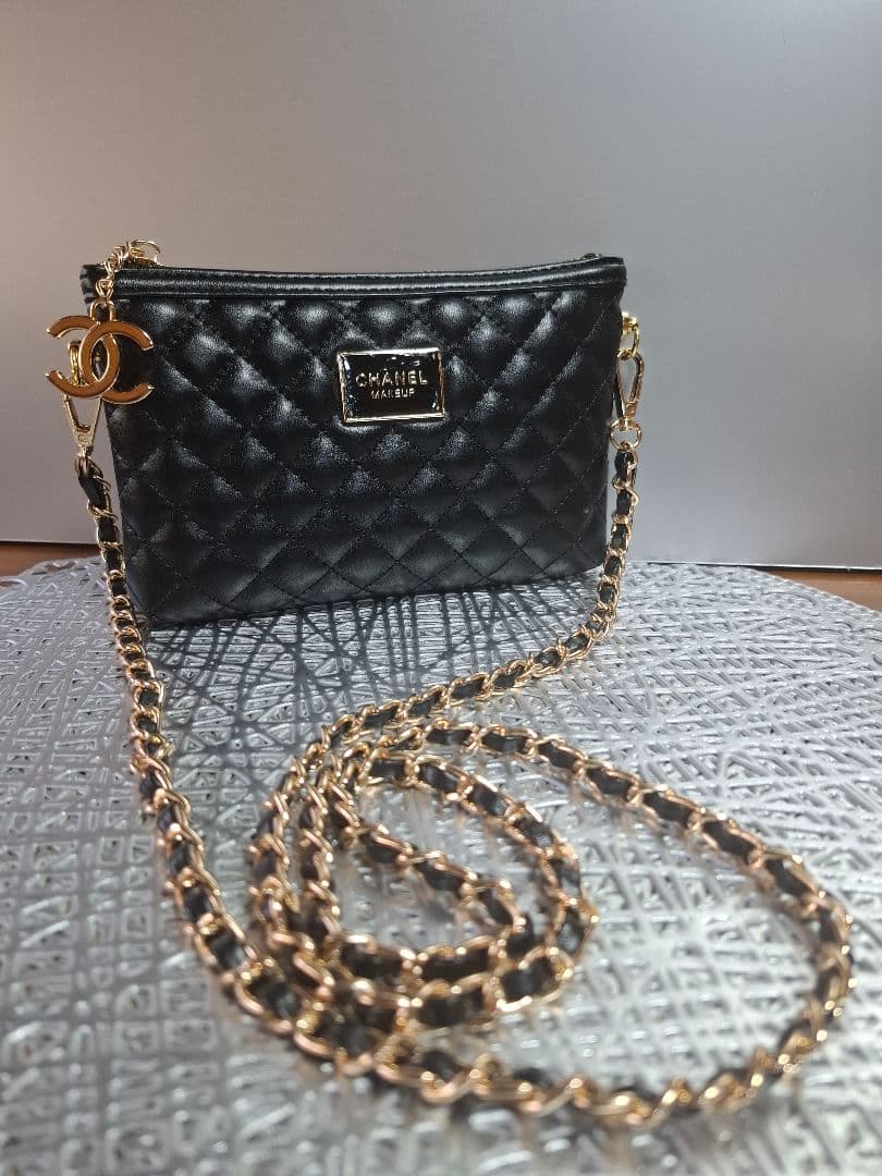 限定セール‼️CHANEL メイクアップマトラッセポーチ　 ノベルティ　斜め掛け 楽天市場】CHANEL NOVELTY シャネル ロゴ入化粧ポーチ Dカン CCロゴ