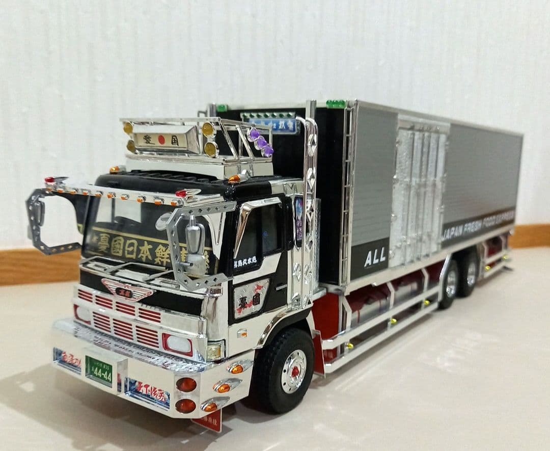 アオシマ1/32 デコトラプラモデル完成品 日野プロフィアKFグリル仕様