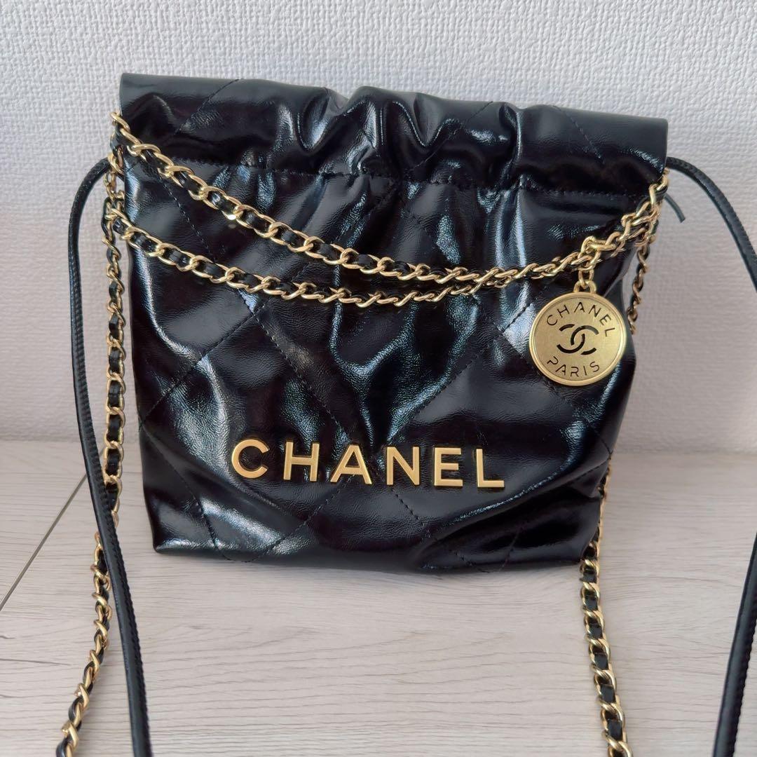 CHANEL ブラックレザー ノベルティ ショルダーバッグ 22 有名人愛用♪】CHANEL 22 ミニハンドバッグ ショルダーバッグ (CHANEL