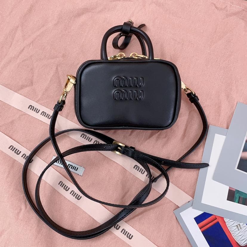 即購入OK！miu miu 黒 レザー ショルダーバッグ miu miu（ミュウミュウ） ショルダーバッグ レザー ブラック