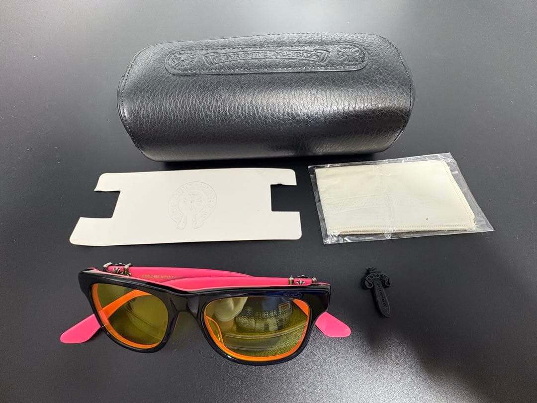 CHROME HEARTSアイウェア 劇渋 ブラック×ピンクのサングラス - メルカリ