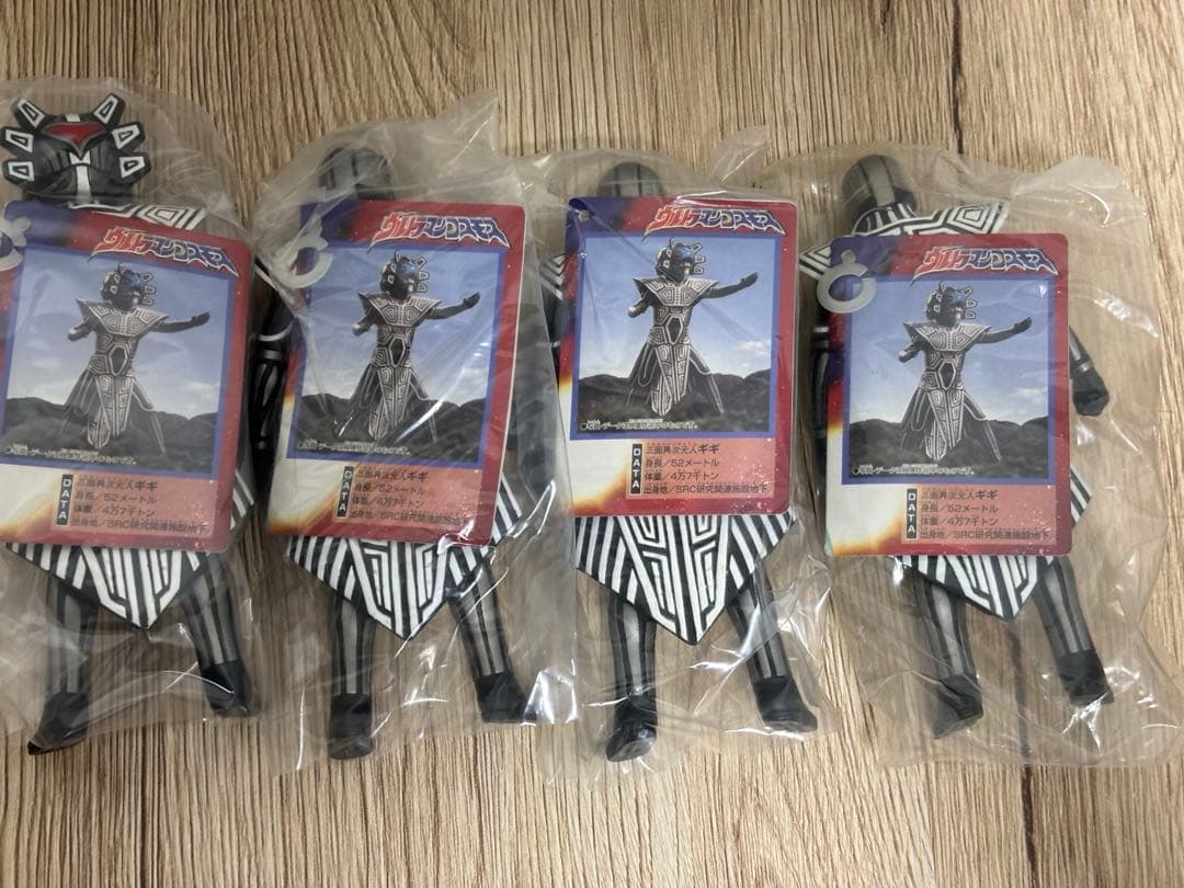 ⭕️未使用 ウルトラマンコスモス 三面異次元人 ギギ 4体セット - メルカリ
