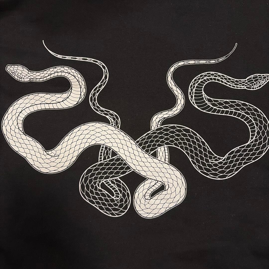 KNOSIS 蛇刺繍 フード付きパーカー 黒 - メルカリ