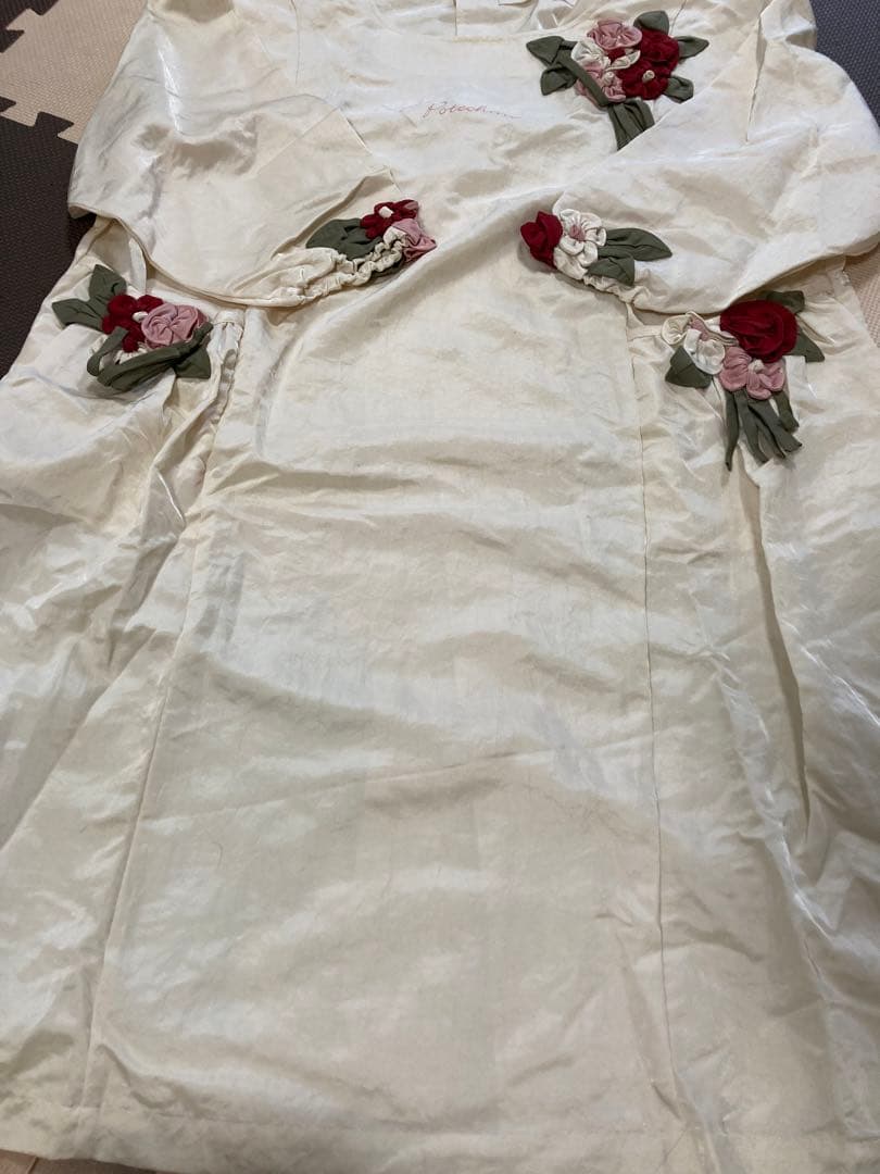 新品未使用】POTECHINO 花柄刺繍長袖エプロン 白色ベージュ ポテチーノ