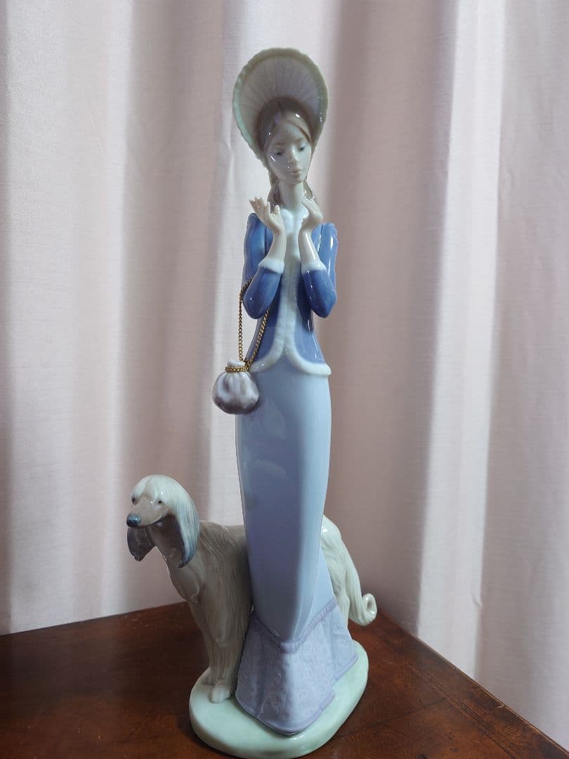 専用J様　LLADRO　青と白の陶器製女性像と犬 専用J様 LLADRO 青と白の陶器製女性像と犬 - メルカリ