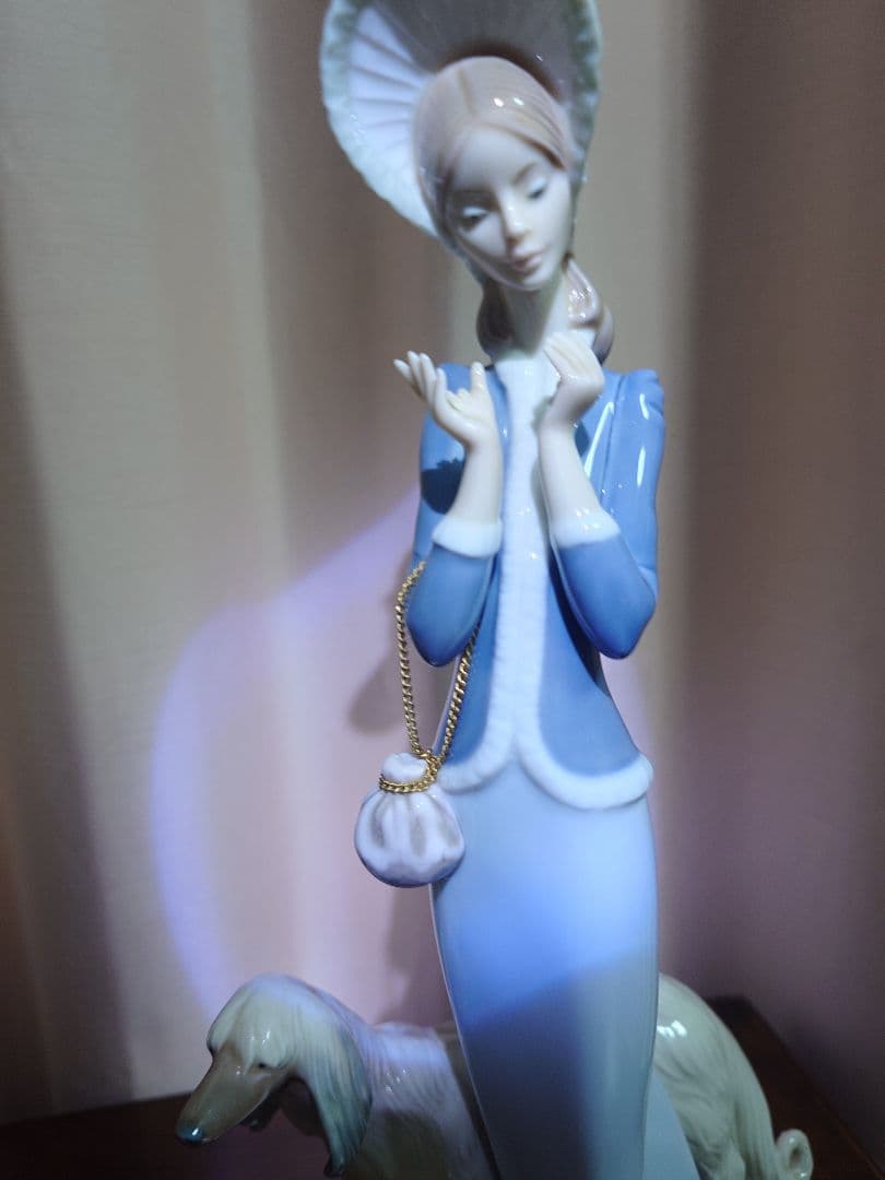 専用J様 LLADRO 青と白の陶器製女性像と犬 - メルカリ