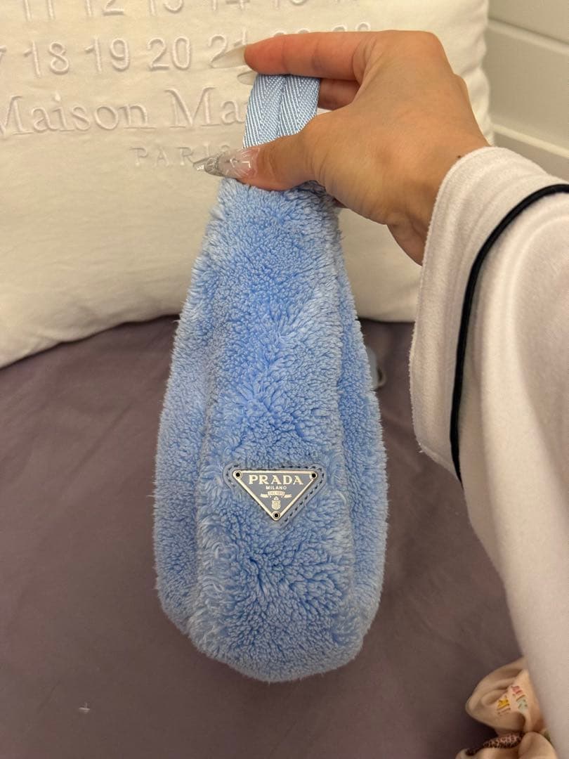 PRADA 水色 ファー ショルダーバッグ - メルカリ