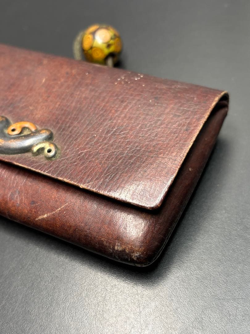 骨董品 煙草入れ 提げ物 勾玉 木製磨出 時代物 アンティーク 革製 英勲