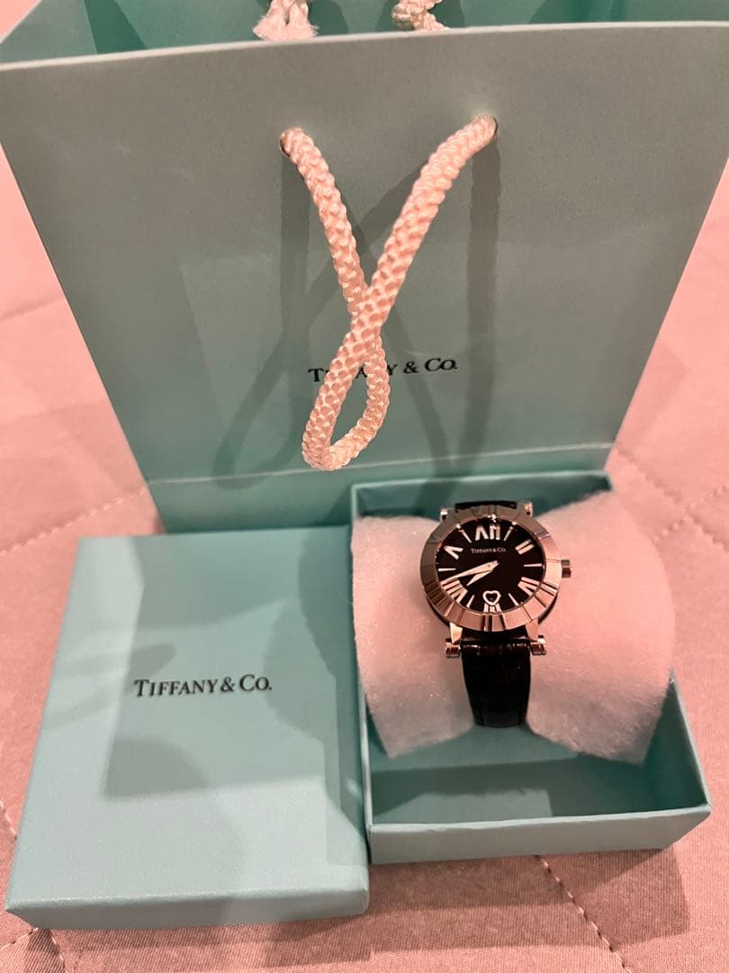 美品　Tiffany & Co. ブラック時計　アトラス　黒文字盤　電池交換済み TIFFANY & Co. アトラス 純正レザーベルト レディース クォーツ 腕時計