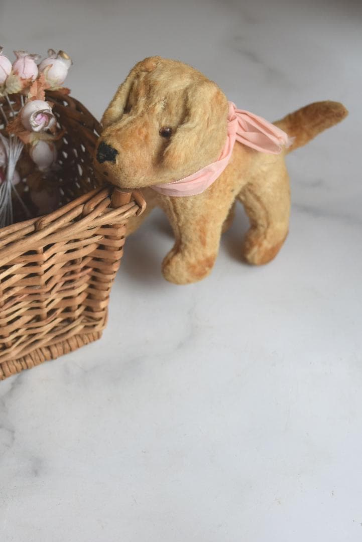 ピンクのリボン　1930年　可愛い小さな犬のぬいぐるみ　藁　フランスアンティーク ピンクのリボン 1930年 可愛い小さな犬のぬいぐるみ 藁 フランス