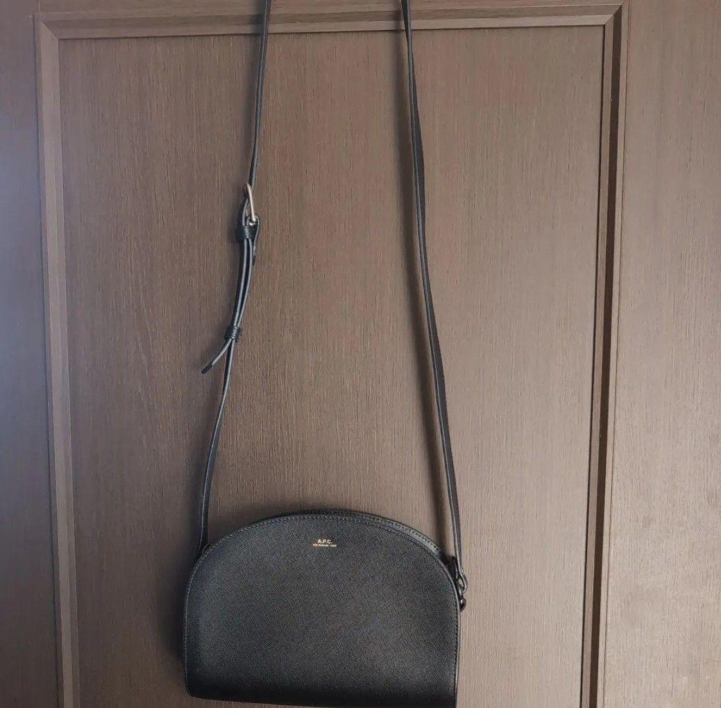 「mey」APC ブラック 半月型ショルダーバッグ ハーフムーン APC アーペーセー レザー ハーフムーン 半月型 ショルダーバッグ