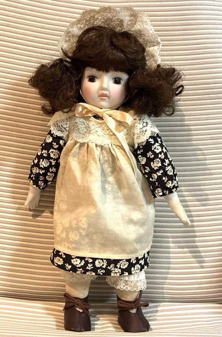 ビスクドール madame VERTE アンティークドール 黒い花柄ドレス - メルカリ