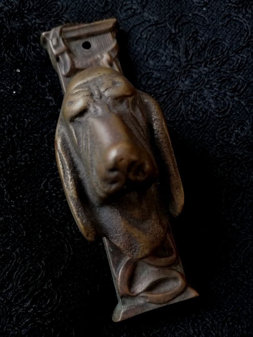 英国アンティーク　1930〜　ブラッドハウンド小さな真鍮製のドアノッカー 希少 ライオンのドアノック 円形 玄関ドアノッカー 真鍮製 アンティーク調