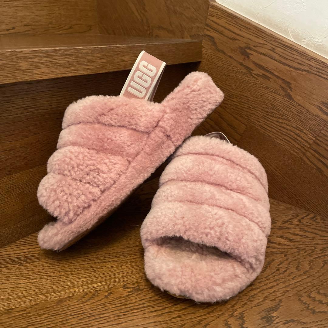 26.UGG アグ フラッフイヤースライド サンダル ファーサンダル ピンク