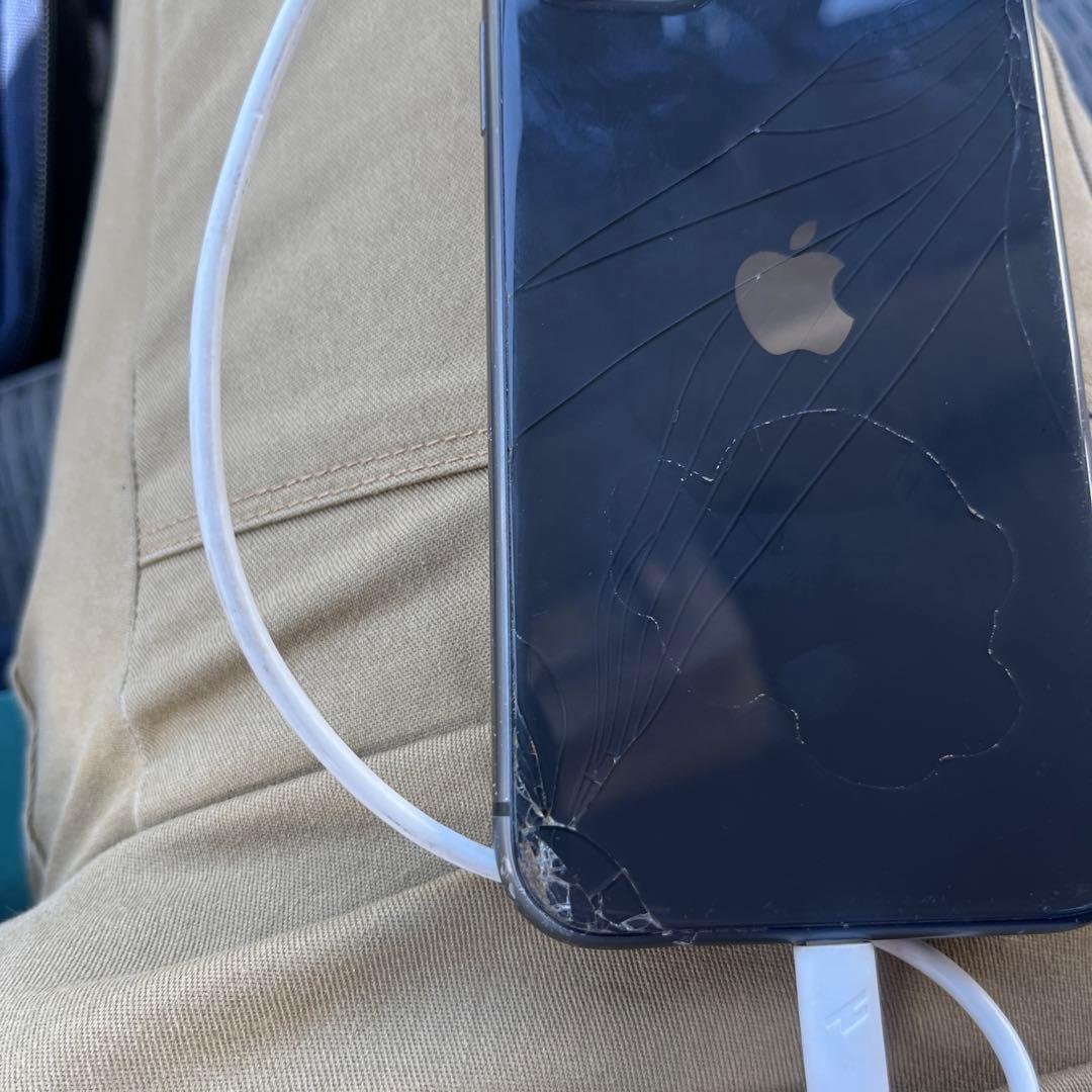 iPhone 11 ブラック 本体 画面ひびあり - メルカリ