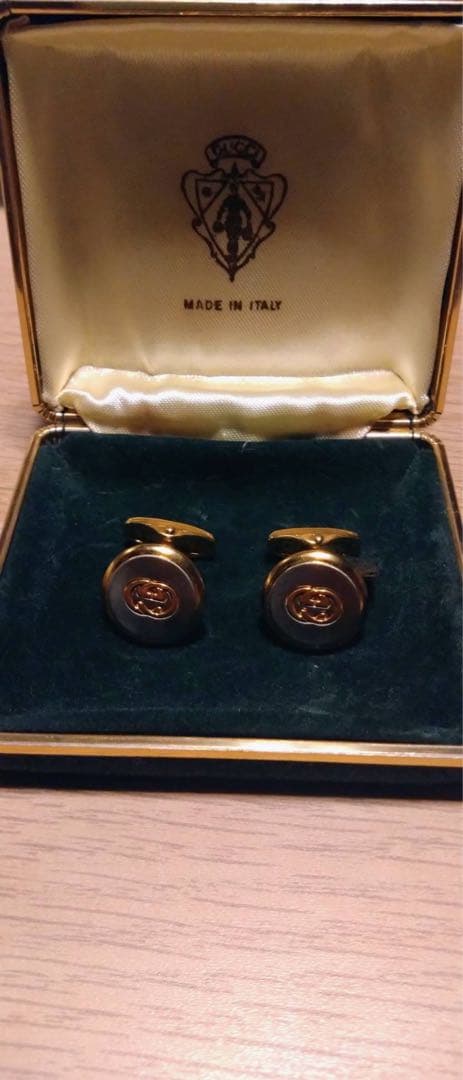 Gucci ゴールドカフスボタン 専用ケース付き Gucci ゴールドカフスボタン 専用ケース付き - メルカリ