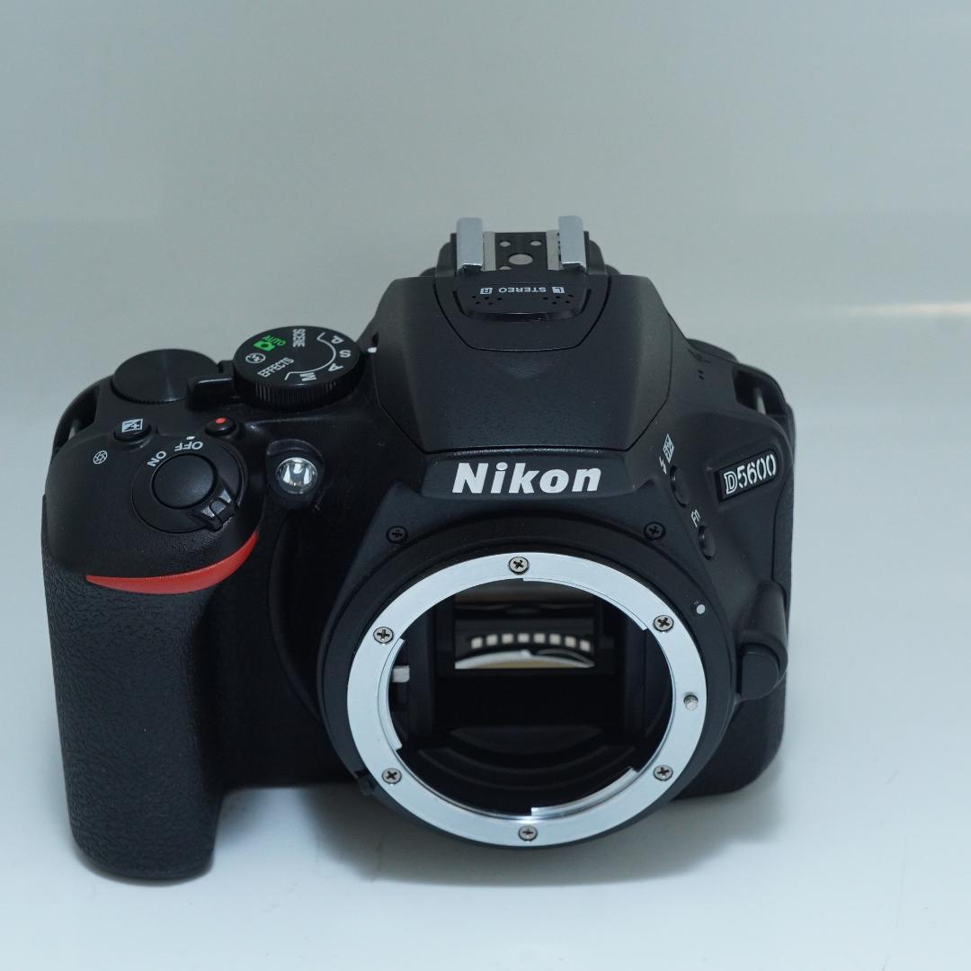 スマホに自動転送Nikon D5600レンズセット シャッター数2,571 枚