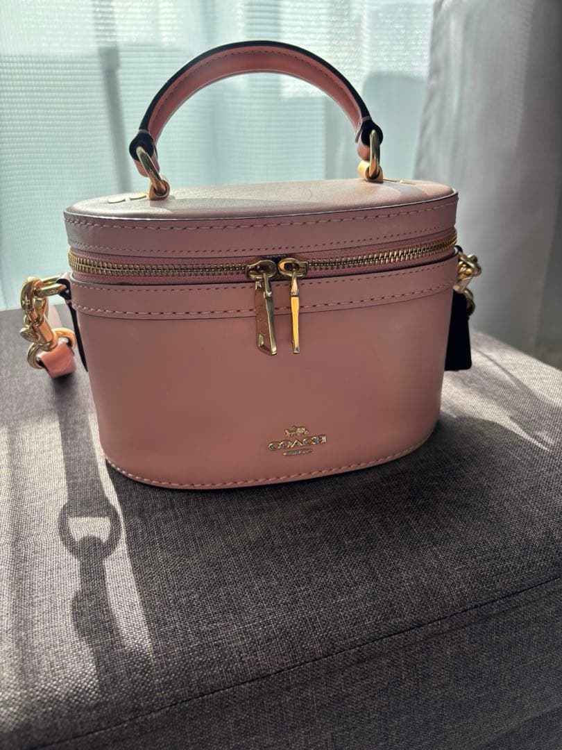 コーチ ピンク バニティ ショルダーバッグ セレーナゴメスとのコラボ コーチの新作バッグ、カラフルなチェーンバッグ＆ピンクトート