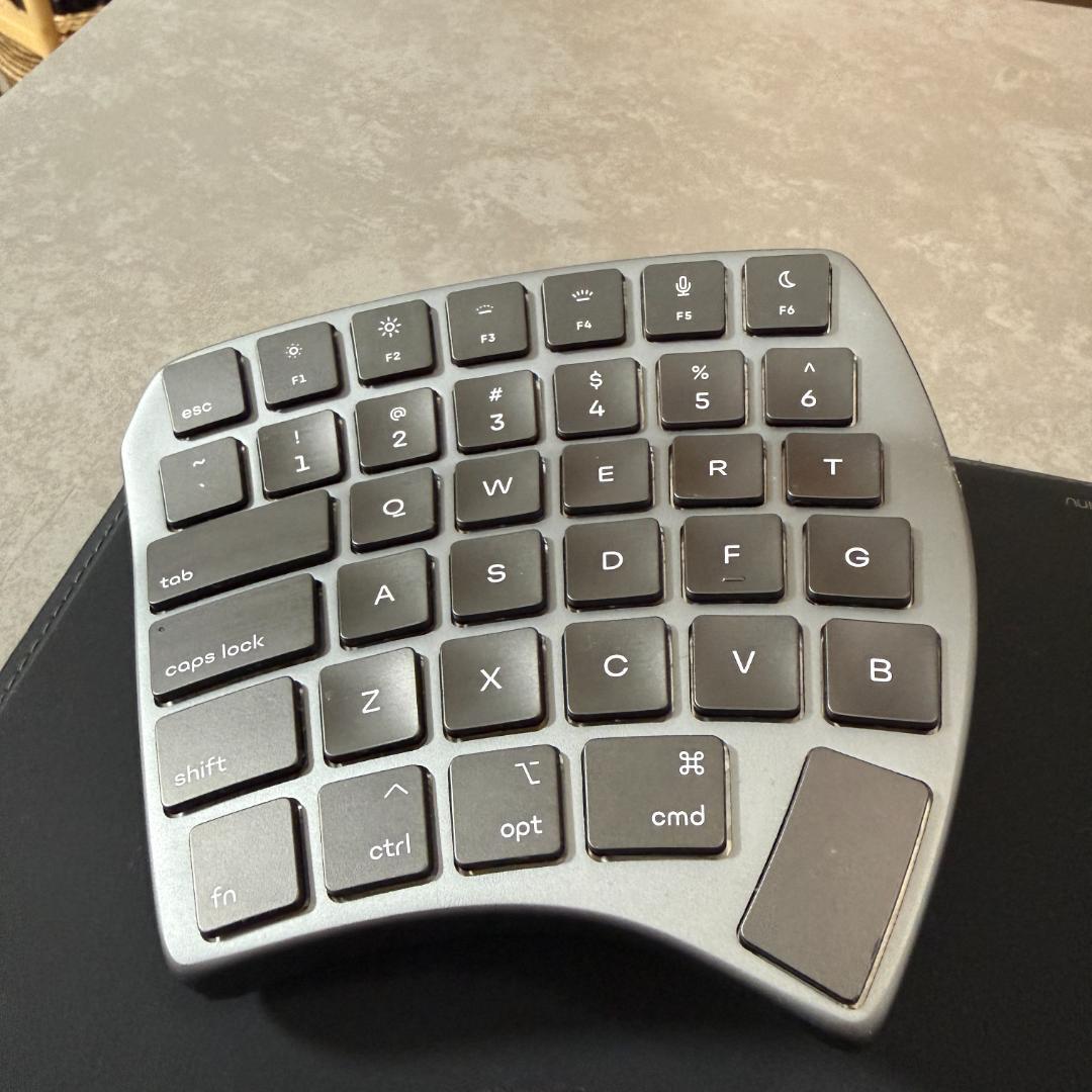 NUIO 分割キーボード 日本未発売 - メルカリ