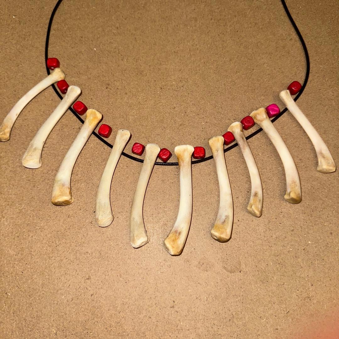 ハンドメイド 骨とビーズのネックレス ボーンネックレス 個性的な