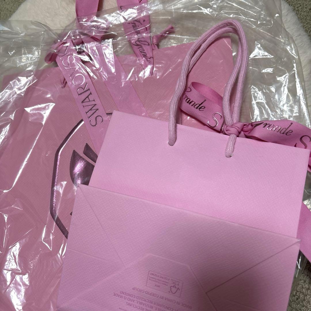 SWAROVSKI Ariana Grande 銀座店限定ショッパーチャーム付き - メルカリ