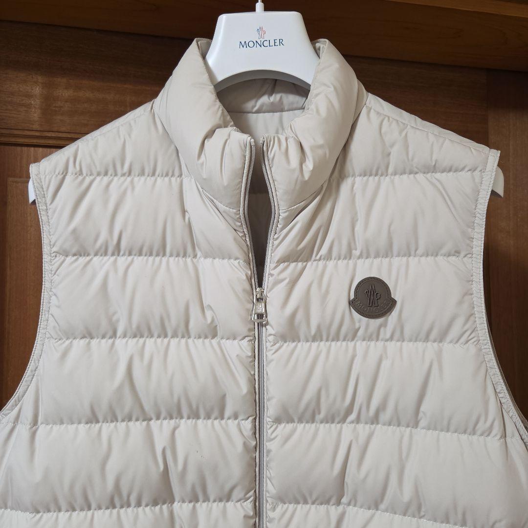 MONCLER ホワイト ダウンベスト ハンガー付けます。 MONCLER（モンクレール） ダウン ダウンベスト チェニス レディース