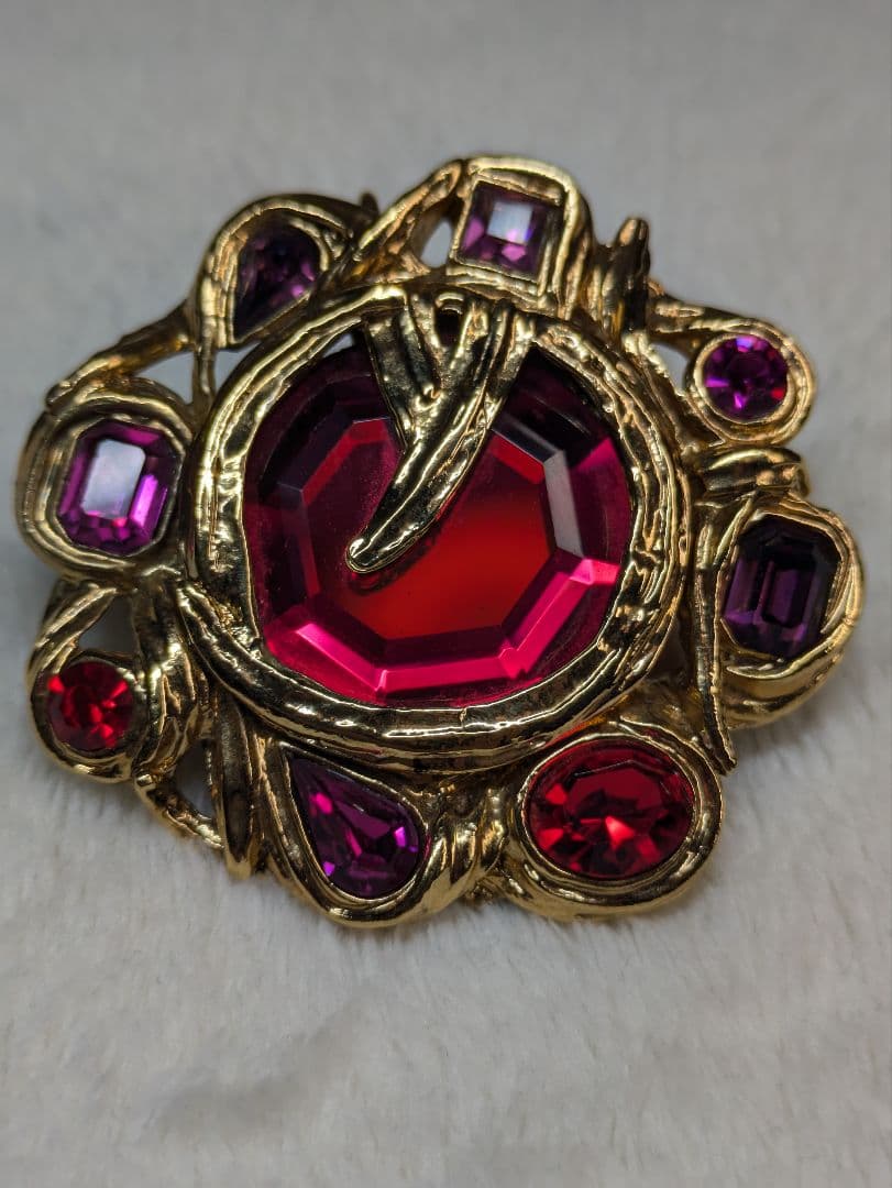 イヴ・サンローラン　ヴィンテージ　ブローチ　ペンダントトップ　グリポア イヴ・サンローラン ヴィンテージ ブローチ ペンダントトップ グリポア