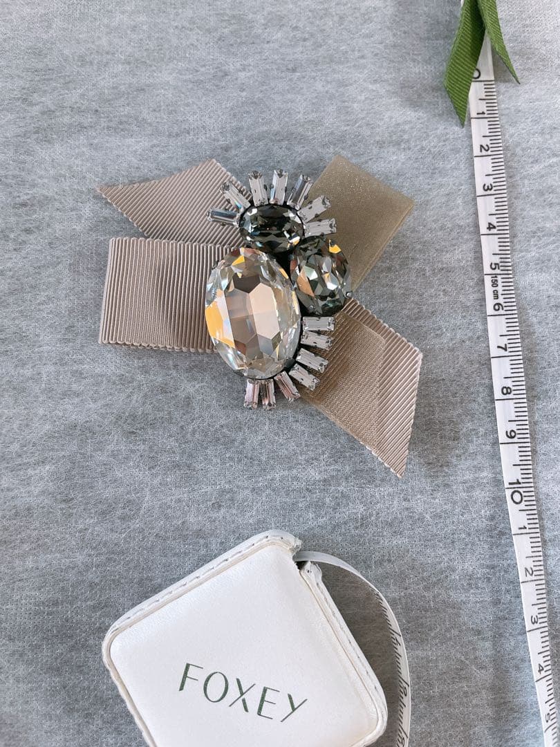 FOXEY リボン付きクリスタルブローチ - メルカリ