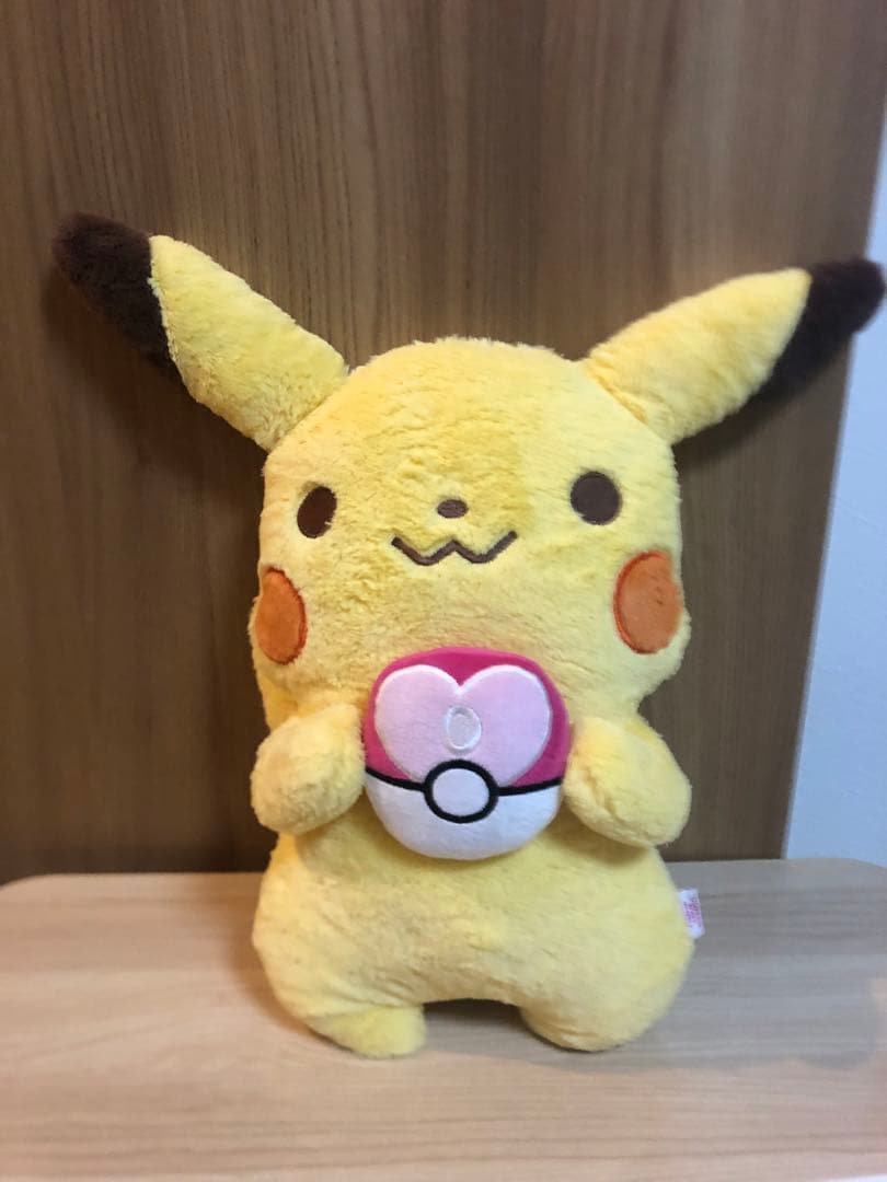 ポケモン ピカチュウ ぬいぐるみ イッツデモ ラブラブボール - メルカリ