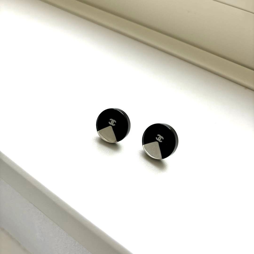 【美品】正規品　CHANEL ピアス 新作》さりげない煌めき【CHANEL】シンプル人気 ピアス (CHANEL/ピアス