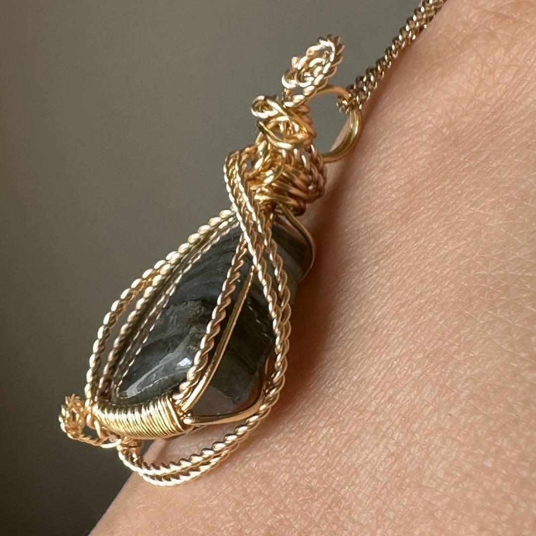 神秘のレインボー✴︎マルチカラーラブラドライトのワイヤージュエリー