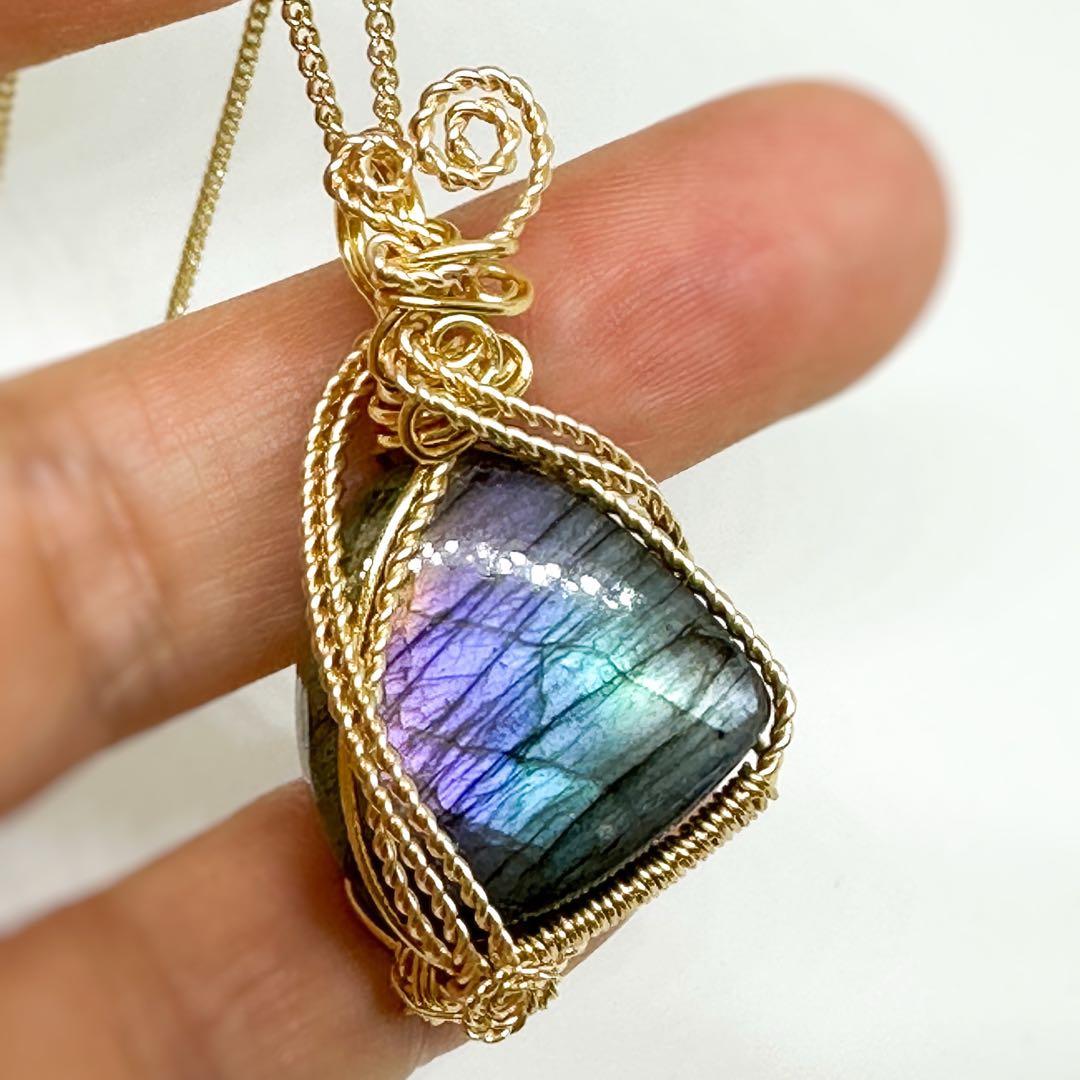 神秘のレインボー✴︎マルチカラーラブラドライトのワイヤージュエリー