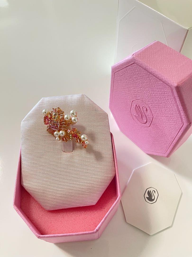 ※送料無料※新品未使用※スワロフスキー　ブローチ※ 沢山の再販ありがとうございます♡ カラー変更可 スワロフスキー