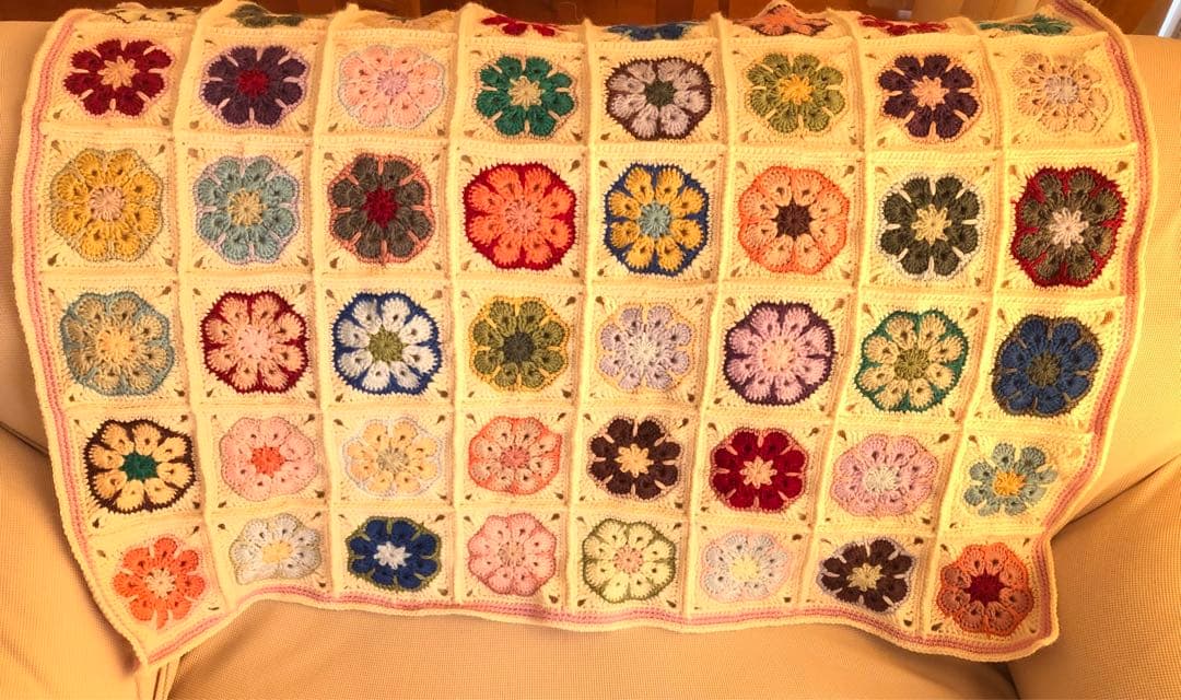 手編み　ブランケット　膝掛け　アフリカンフラワー　モチーフ　マルチカバー 寄付対象品）ハンドメイド 多色アフリカンフラワー マルチカバー