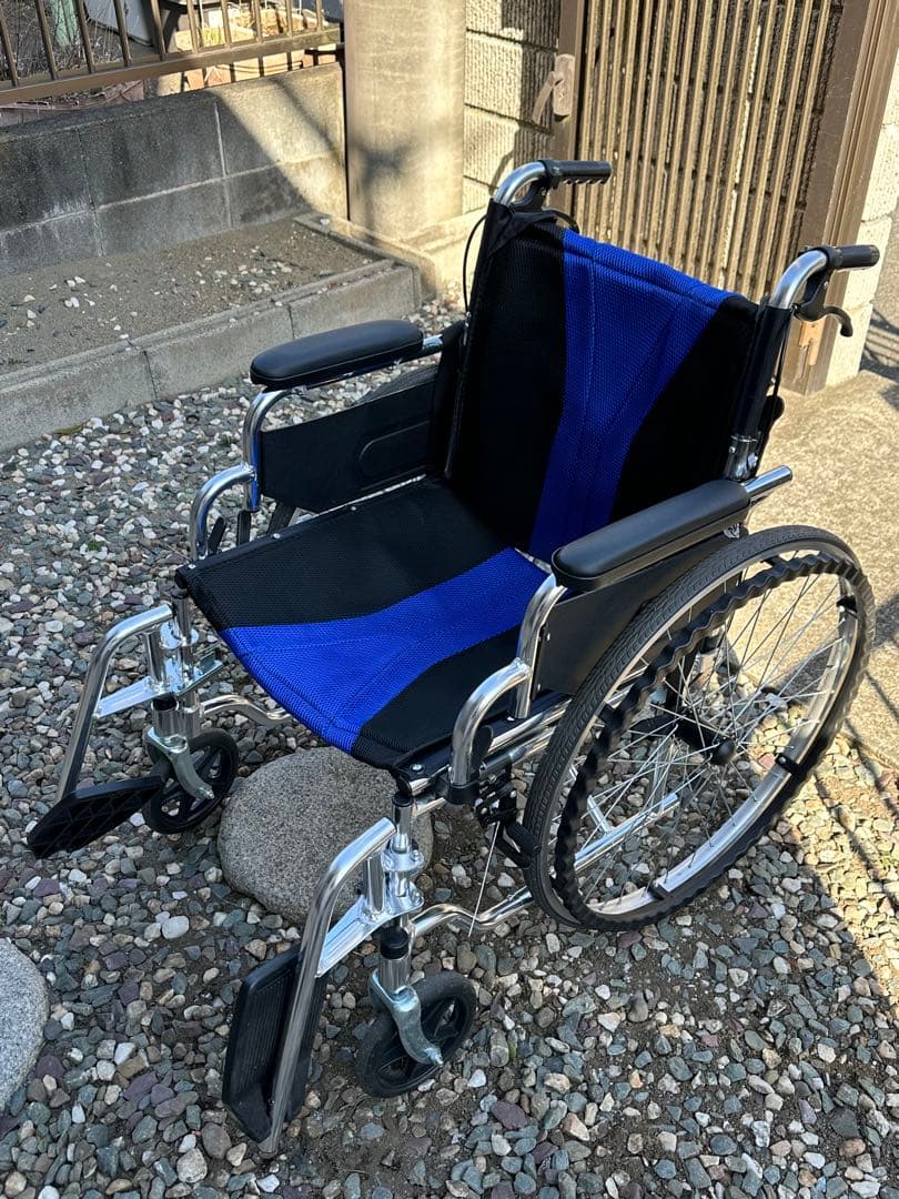自走用車椅子 黒と青のコンビネーション