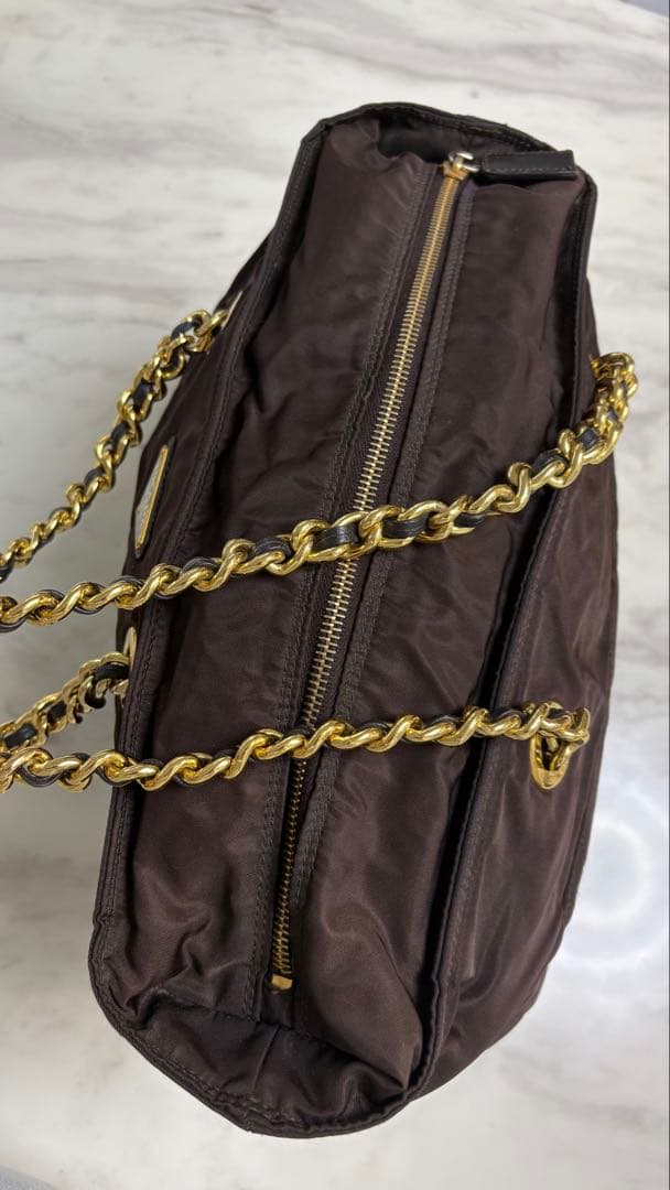 大人気】PRADA ナイロン チェーンバッグ ブラウン 三角プレート - メルカリ