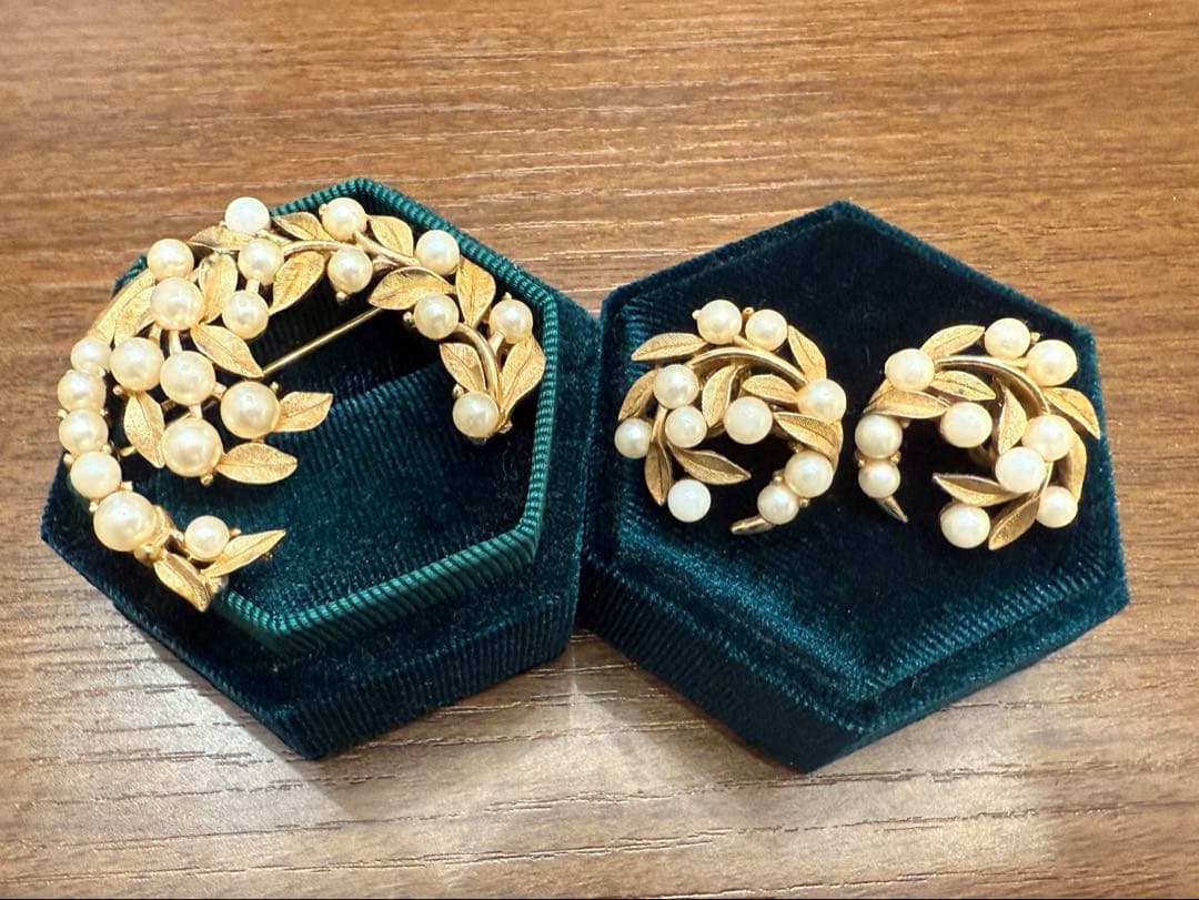 trifari イヤリング・ブローチセット パール　ゴールド Trifari トリファリ-ゴールド＆パール・リーフ・ヴィンテージ